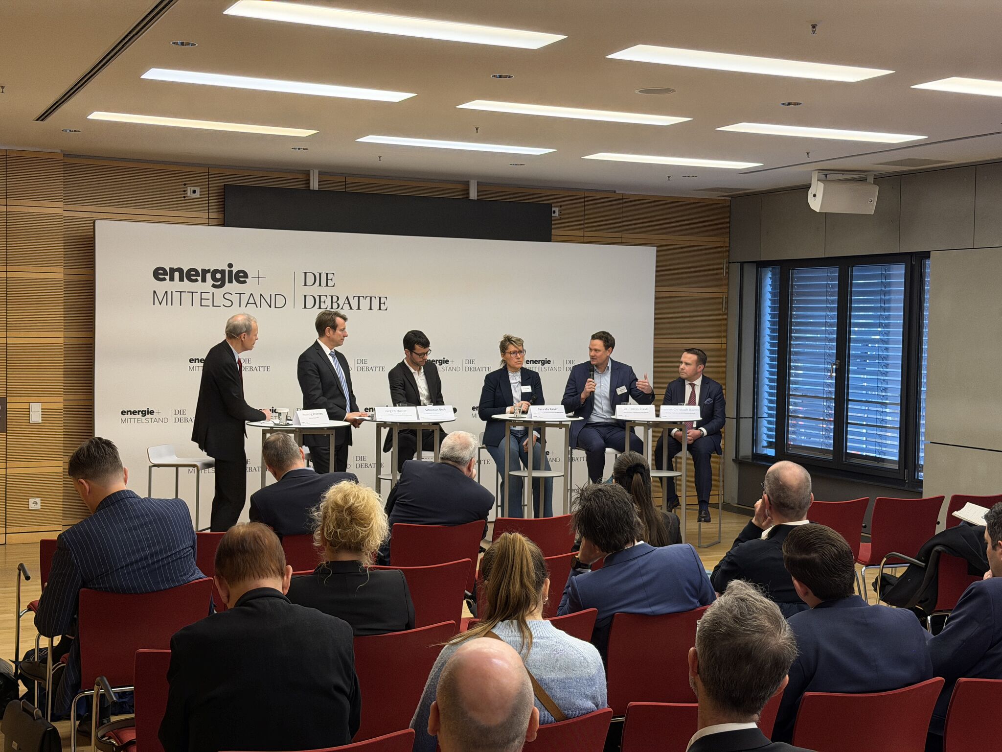 e+M | Die Debatte - spannende Talkrunde zum "Verbrenner-<br />verbot" im Berliner dbb Forum