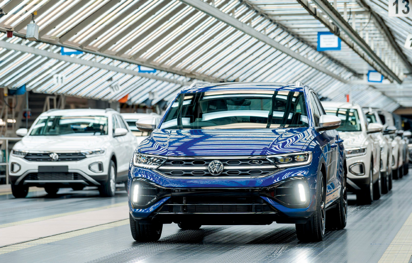 Schwerpunkt - Die Autoindustrie schwenkt um